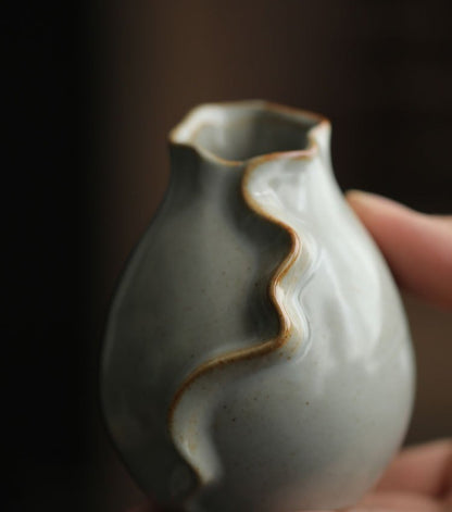 Vase décoratif en céramique – Glaçure craquelée et accents dorés élégants