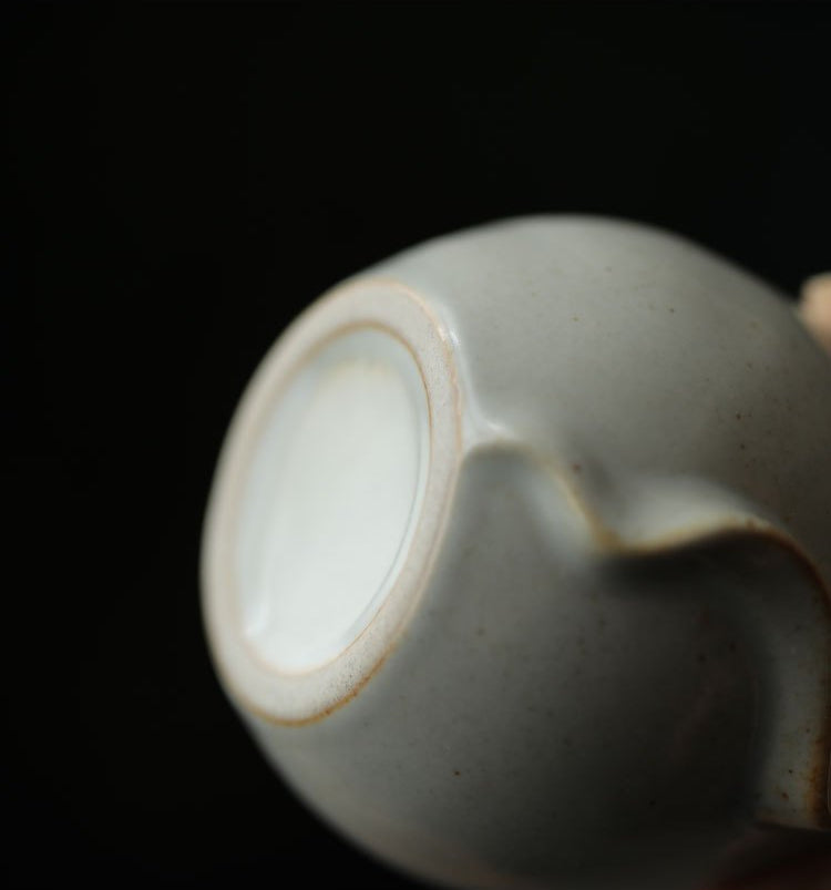 Vase décoratif en céramique – Glaçure craquelée et accents dorés élégants