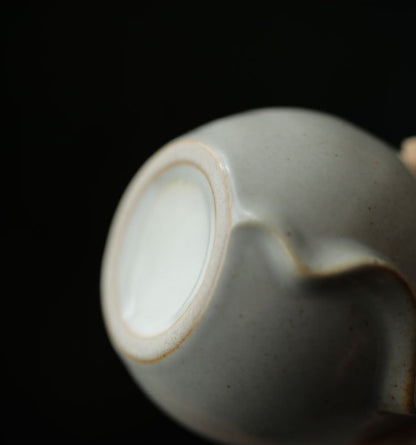 Vase décoratif en céramique – Glaçure craquelée et accents dorés élégants