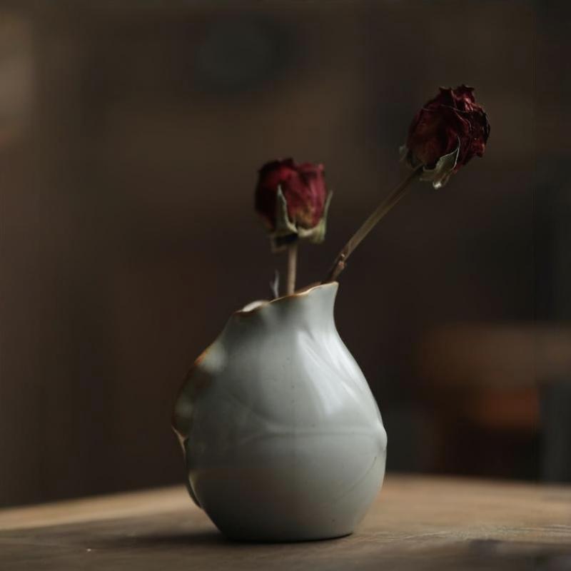 Vase décoratif en céramique – Glaçure craquelée et accents dorés élégants