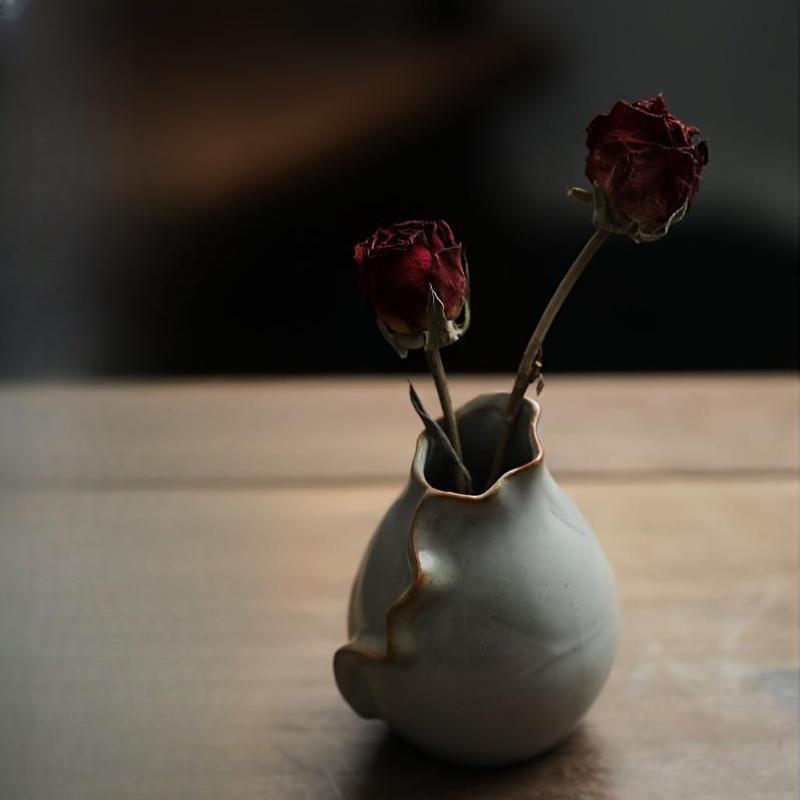 Vase décoratif en céramique – Glaçure craquelée et accents dorés élégants