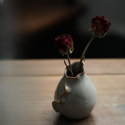 Vase décoratif en céramique – Glaçure craquelée et accents dorés élégants