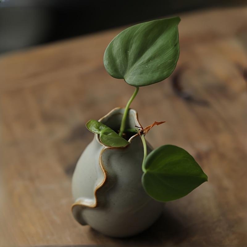 Vase décoratif en céramique – Glaçure craquelée et accents dorés élégants